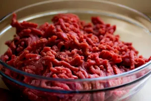 Secretul unei cărni fragede și gustoase. Ce pun gospodinele în carnea tocată?