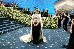 Una dintre cele mai bogate femei din lume a uimit la Met Gala 2025. Locuiește într-un palat cât un mall