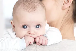 Când se schimbă culoare ochilor la bebeluși? Tot ce trebuie să știi despre asta