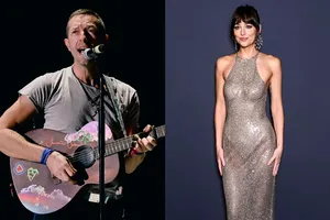 Dakota Johnson și Chris Martin s-au despărțit „definitiv” după opt ani de relație on-off