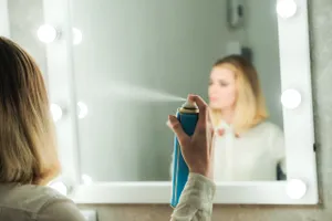 Fixativul de păr, soluția rapidă pentru pete și alte utilizări geniale în gospodărie