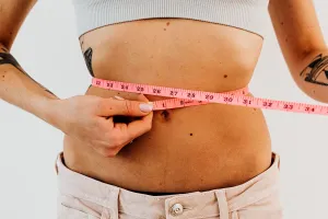 Grăsimea de pe burtă nu dispare ușor. 7 greșeli care îți sabotează eforturile, chiar dacă mănânci corect și faci mișcare