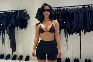 Kim Kardashian, din nou în centrul atenției. Fanii suspectează o intervenție estetică după cea mai recentă apariție publică