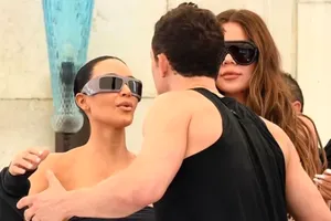 Kim Kardashian și Orlando Bloom, surprinși în ipostaze apropiate. Ce se întâmplă în lipsa lui Katy Perry?