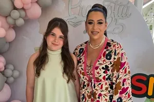 Oana Roman, emoționată până la lacrimi la balul de absolvire al fiicei sale. Isabela a terminat clasa a IV-a și a strălucit ca o adevărată domnișoară