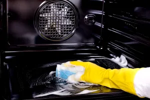 Truc simplu pentru o ușă de cuptor perfect curată. Cum scapi rapid de grăsime și pete