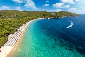 Vacanță de vis în Grecia. Insula cu ape turcoaz pe care puțini turiști o cunosc