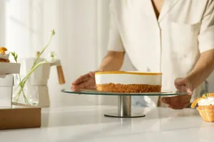 Vrei să transformi orice tort într-o capodoperă? Învață cum să prepari creme gustoase și ușor de făcut în propria bucătărie