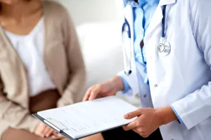 Asigurare de sănătate fără contribuție, doar pentru anumite categorii. Ce se schimbă din 1 septembrie