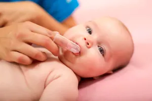 Când și cum ar trebui curățată limba bebelușului? Sfaturile unui medic pediatru