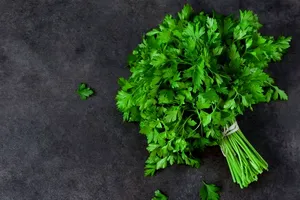 Ce se întâmplă dacă mănânci pătrunjel crud în fiecare zi. Beneficii, riscuri și când ar trebui evitat