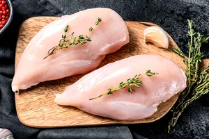 De ce nu ar trebui să speli carnea de pui înainte de gătit? Ce spun specialiștii