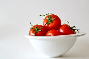 Faci mai multe greșeli decât crezi atunci când speli roșiile. Iată cea mai eficientă metodă de purificare a pesticidelor de pe roșiile tale