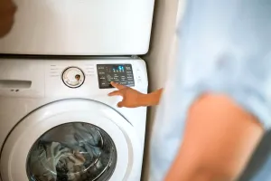 Ora ideală pentru spălatul rufelor vara. Această greșeală te costă mult
