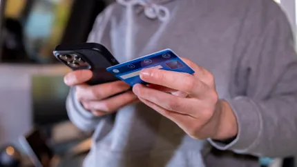 Escrocheriile online fac tot mai multe victime. Poliția avertizează asupra pericolelor din mediul digital