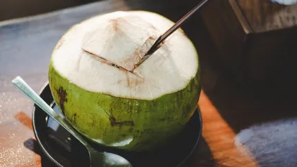 6 motive să începi să bei apă de cocos chiar de azi