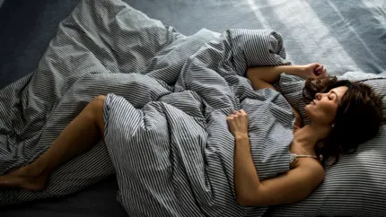 Cum îți afectează perimenopauza somnul și ce poți face. Tot ce trebuie să știi despre asta