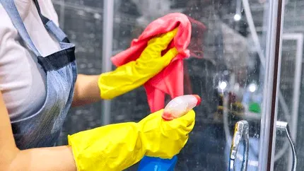Cum să îți păstrezi ușile de duș din sticlă curate și strălucitoare. Soluțiile sunt practice și la îndemâna oricui