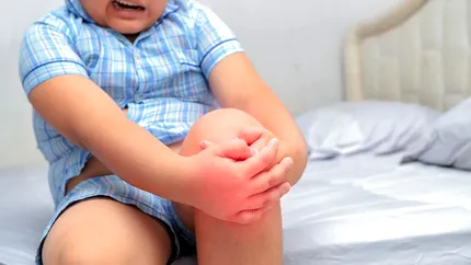 Durerile de creștere la copii: ce sunt și cum le putem calma