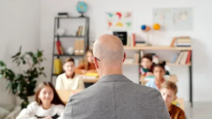 Profesorii vor lucra mai multe ore pe săptămână din toamnă. Noi reguli pentru norma didactică