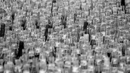 Sticla, mai poluantă decât plasticul? Un studiu arată niveluri mari de microplastice în băuturi