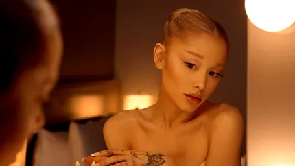 Ariana Grande a strălucit la MTV VMAs 2025. Artista a schimbat patru ținute spectaculoase