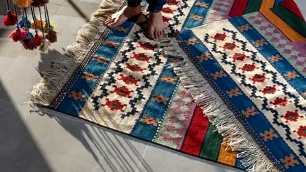 Cum să alegi și să poziționezi covorul pentru un spațiu aerisit și curat. Sfaturi de la designeri pentru camere ordonate și confortabile