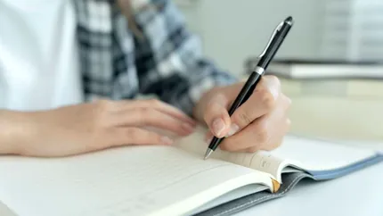 De ce doar 10% dintre oameni scriu cu stânga? Cercetătorii au descoperit indicii genetice surprinzătoare