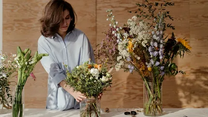 Trucuri pentru a prelungi viața florilor din vază. Ce trebuie să faci ca florile tăiate să nu se ofilească repede
