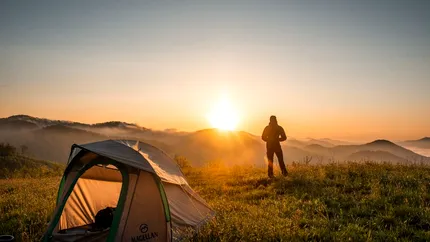 Cum te pregătești pentru o experiență de camping fără griji? Tot ce trebuie să știi pentru a te bucura de natură în siguranță