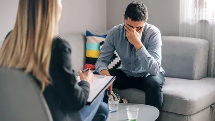 De ce bărbații nu vorbesc despre sănătatea mintală – și cum pot începe
