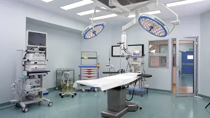 Bebeluș „salvat de două ori” în sala de operație, în timp ce mama se lupta pentru viață