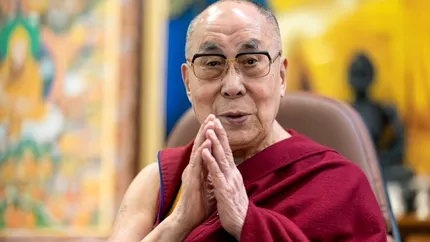 Dalai Lama, mesaj emoționant după moartea Papei Francisc: „O viaţă simplă, dar plină de sens”