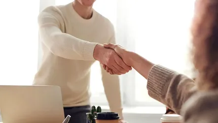 Cum ne îmbrăcăm la un interviu? 5 idei de ținute care te vor ajuta să faci o impresie bună