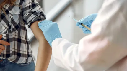 Vaccinarea anti-HPV devine gratuită până la 26 de ani. România face un pas important în prevenirea cancerului