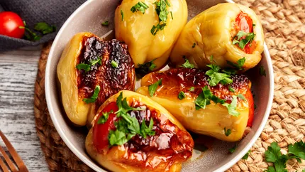 Ardei umpluți cu influențe mexicane. O rețetă cum sigur nu ai mai încercat cu carne de curcan, porumb și fasole roșie