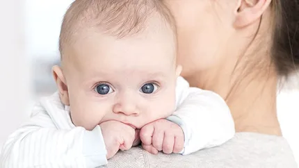Când se schimbă culoare ochilor la bebeluși? Tot ce trebuie să știi despre asta