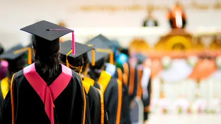 La 70 de ani, și-au luat diploma de facultate. Lecția de curaj a unor vârstnici pasionați de învățare