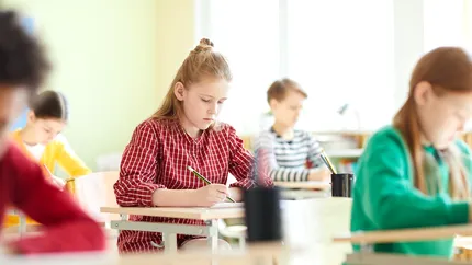 Scandal după Evaluarea Națională: Familia unui elev a dat Ministerul Educației în judecată și a depus plângere penală