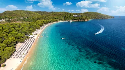 Vacanță de vis în Grecia. Insula cu ape turcoaz pe care puțini turiști o cunosc