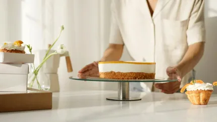 Vrei să transformi orice tort într-o capodoperă? Învață cum să prepari creme gustoase și ușor de făcut în propria bucătărie