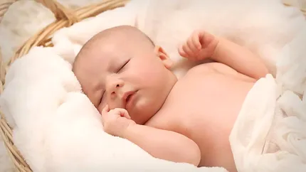 Atenție la deshidratarea sugarilor în zilele caniculare! Semnele care trebuie să ne pună pe gânduri, potrivit specialiștilor
