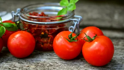 Cum depozităm corect roșiile pentru a nu-și pierde gustul. Află care sunt regulile pentru o păstrare corectă și ce alimente le completează aroma