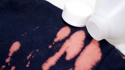 Cum să îndepărtezi petele de înălbitor de pe haine cu un singur ingredient