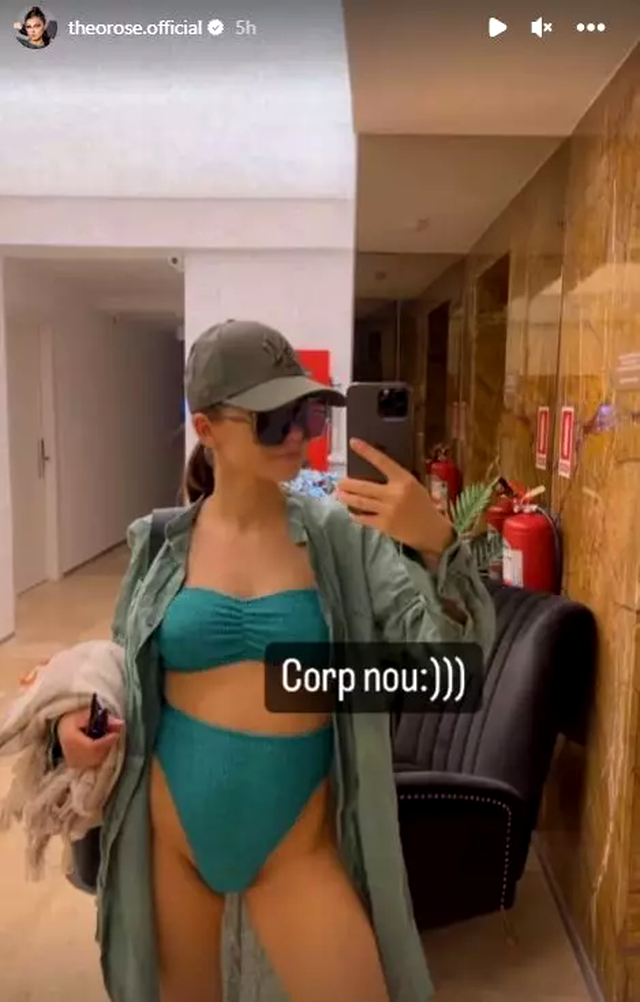 Theo Rose in costum de baie