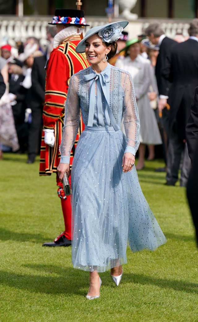 Cum să te îmbraci la un garden party. Trucuri de stil de la Kate Middleton