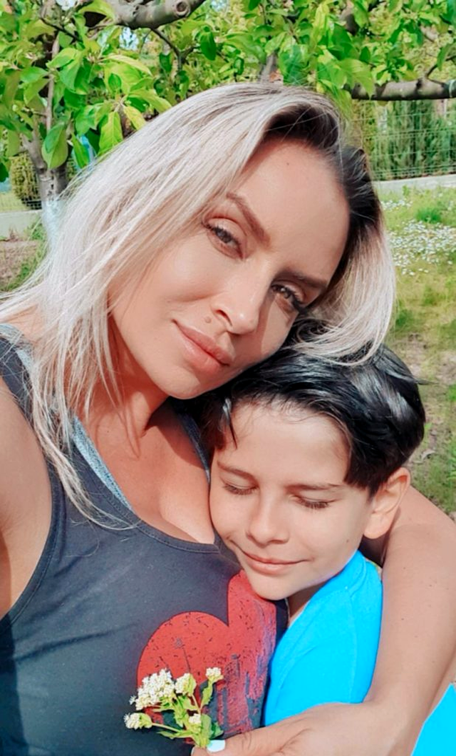 Adina Halas este topită de emoție când primește un cadou de la fiul ei