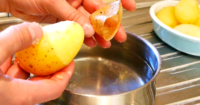 Cum sa cureti usor si rapid cartofii fierti pentru salata de boeuf