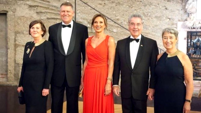 Klaus Iohannis, alături de întreaga sa familie. Sursa foto: Facebook