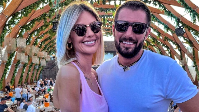Nuntă surpriză în showbiz: “Facem pe plajă, mireasa nu se fură”